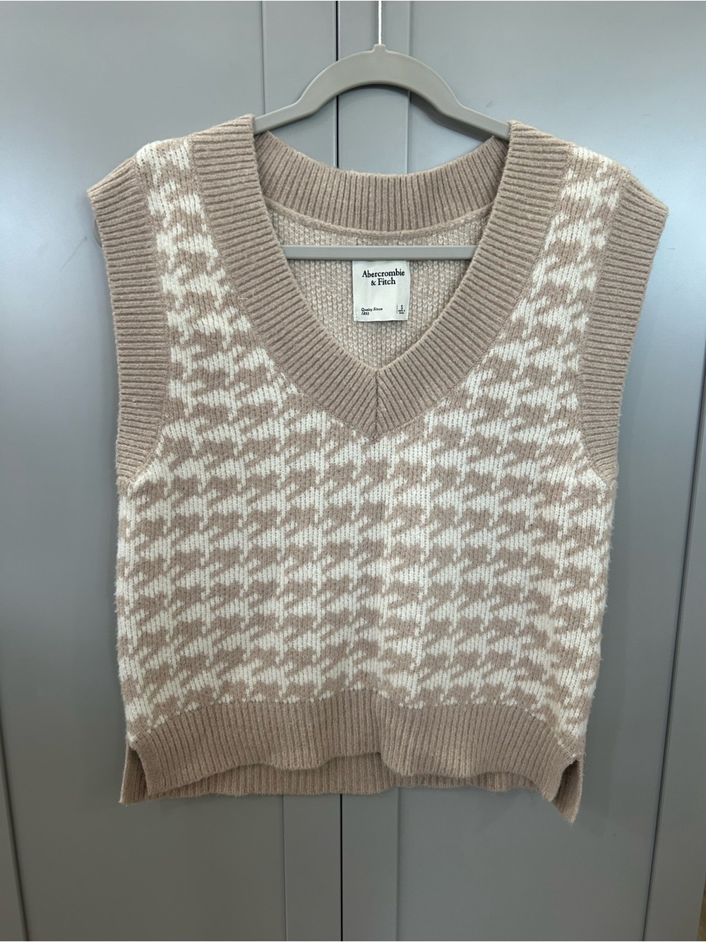 Abercrombie & Fitch Beige Houndstooth V-Neck Knit Sweater Vest Size Small